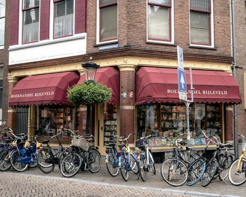 Een boekhandel op de hoek, met fietsen ervoor