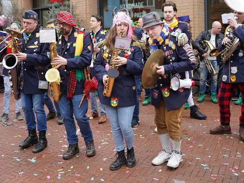 Een dweilorkest speelt in de winkelstraat