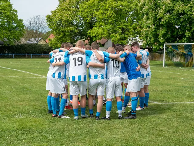 Een jeugdteam voetbal staat in een kring
