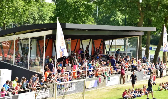 Ouders en supporters langs de lijn bij een jeugdwedstrijd